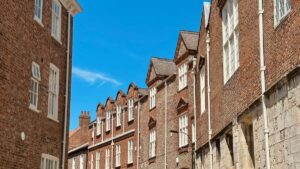 Gyakorlati utmutato magyar hirdetoknek: hogyan talalj indonez vkontakte alkotokat tanckihivasokhoz, megbizhato platformok es egyuttmukodesi taktika.