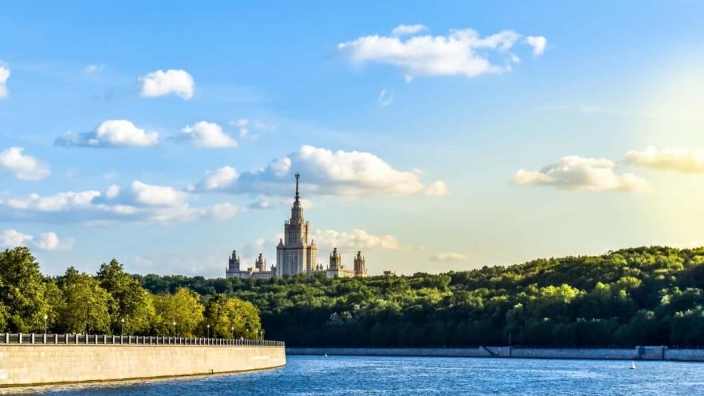 Gyors, gyakorlati utmutato magyar alkotoknak: hogyan talalj es koss uzit gorog markakkal Facebookon, hogy termekmintakat kapj jogi es kommunikacios tippekkel 2026-ban.